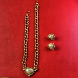 Avon Vintage Gold Tone Fuax Pearl Heart Rhinestones Earrings Necklace Set